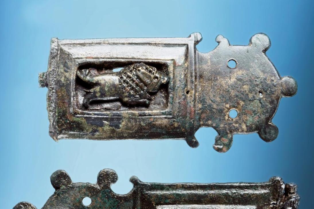 Bronzene Gürtelbeschläge, davon einer mit Schriftzug IOVIS (Jupiter) aus einem Grab in Zauschwitz (Lkr. Leipzig) © smac | Juraj Lipták