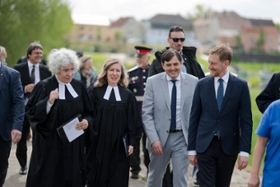 Foto: Ministerpräsident Michael Kretschmer im Gespräch bei der Gedenkveranstaltung zum 80. Jahrestag der Begegnung an der Elbe in Strehla.