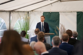 Foto: Ministerpräsident Michael Kretschmer hält eine Rede bei der Gedenkveranstaltung zum 80. Jahrestag der Begegnung an der Elbe in Strehla.