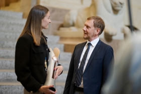 Foto: Ministerpräsident Michael Kretschmer empfing die Volleyballerinnen des Dresdner SC 1898 e. V. (DSC) in der Sächsischen Staatskanzlei und würdigte die herausragenden Leistungen der gesamten Mannschaft und des Vereins in dieser Saison.
Das Team von Alexander Waibl hatte Anfang März in Mannheim gegen den USC Münster zum siebten Mal in der Vereinsgeschichte den DVV-Pokal gewonnen und holte nun in der Meisterschaft Silber.