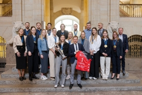 Foto: Ministerpräsident Michael Kretschmer empfing die Volleyballerinnen des Dresdner SC 1898 e. V. (DSC) in der Sächsischen Staatskanzlei und würdigte die herausragenden Leistungen der gesamten Mannschaft und des Vereins in dieser Saison.
Das Team von Alexander Waibl hatte Anfang März in Mannheim gegen den USC Münster zum siebten Mal in der Vereinsgeschichte den DVV-Pokal gewonnen und holte nun in der Meisterschaft Silber.