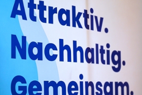 Foto: Plakat zur Idee des "Neuen Europäischen Bauhauses" der Europäischen Kommission mit der Aufschrift: "Attraktiv. Nachhaltig. Gemeinsam."