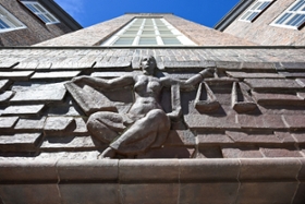 Foto: Justitia wacht über dem Haupteingang des Landgerichtsgebäudes