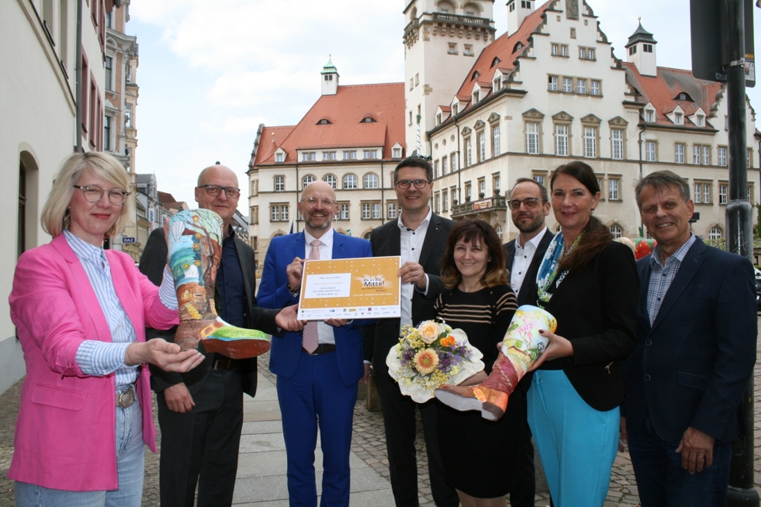 von links nach rechts: Dr. Cindy Krause (IHK Chemnitz, Geschäftsführerin Regionalkammer Mittelsachsen), MdL Henning Homann, Staatssekretär Thomas Kralinski, Sven Liebhauser (Oberbürgermeister Döbeln), Künstlerin Olga Scheck, Jan Hasek (EDEKA), Simone Epperlein (SachsenLotto), Dr. Eddy Donat (Projektleitung &quot;Ab in die Mitte&quot;)
