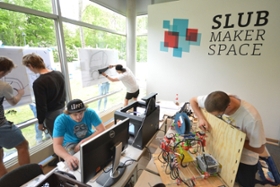 Foto: Der SLUB Makerspace ist offen für alle. Jede:r kann die Werkstatt ohne Vorkenntnisse nutzen.