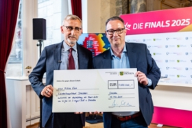 Foto: Übergabe des Fördermittelbescheides an Jan Donhauser