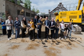 Foto: Feierlicher Spatenstich der neuen Oberschule in Görlitz mit Oberbürgermeister Octavian Ursu und Ministerpräsident Michael Kretschmer