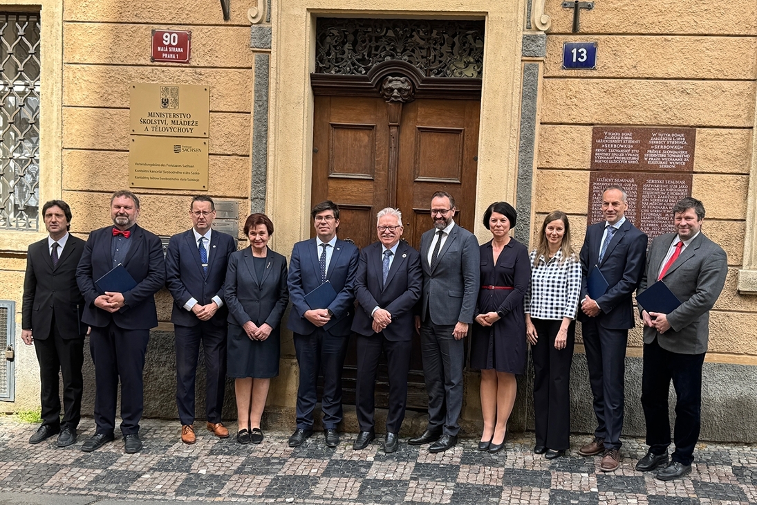 Gruppenbild der Unterzeichner der DZA-Kooperationsvereinbarungen mit Tschechischen Partnerinstitutionen.
In der Mitte u.a. Prof. Günther Hasinger, designierter Gründungsdirektor des DZA, Sebastian Gemkow, Wissenschaftsminister Sebastian Gemkow