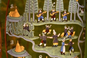 Foto: Detail der gläsernen Oberharzer Bergkanne (um 1696) mit Zister-Spielern