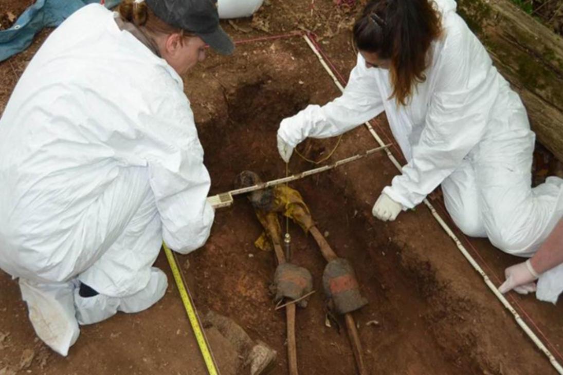 Die im Landesamt für Archäologie Sachsen tätige forensische Archäologin, Dr. Patricia van der Burgt (links im Bild) absolvierte eine Ausbildung auf der Body Farm in Knoxville, Tennesse, USA