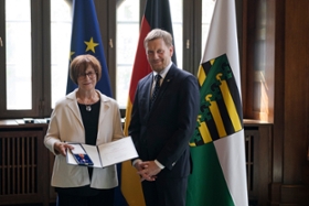 Foto: Ministerpräsident Michael Kretschmer überreicht den Verdienstorden der Bundesrepublik an Sabine Heckel (Auerbach/Vogtl.).