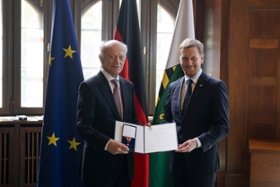 Foto: Ministerpräsident Michael Kretschmer überreicht den Verdienstorden der Bundesrepublik an Prof. Dr. Gerhard Ehninger (Dresden).