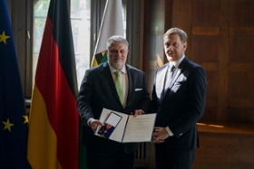 Foto: Ministerpräsident Michael Kretschmer überreicht den Verdienstorden der Bundesrepublik an Thomas Dittrich (Steina).