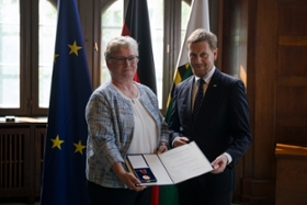 Foto: Ministerpräsident Michael Kretschmer überreicht den Verdienstorden der Bundesrepublik an Christiane Scheurer (Glauchau).