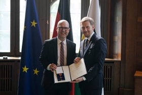 Foto: Ministerpräsident Michael Kretschmer überreicht den Verdienstorden der Bundesrepublik an Prof. Dr. Martin Lacher (Leipzig).
