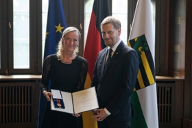 Foto: Ministerpräsident Michael Kretschmer überreicht den Verdienstorden der Bundesrepublik an Melanie Reiche (Dresden).