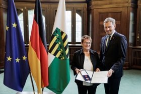Foto: Ministerpräsident Michael Kretschmer überreicht den Verdienstorden der Bundesrepublik an Karin Seifert (Bernsdorf).