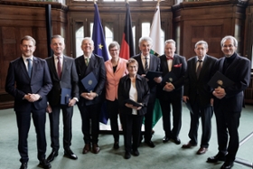Foto: Ministerpräsident Michael Kretschmer überreicht an acht Bürgerinnen und Bürger, die mit Sachsen eng verbunden sind, den Verdienstorden der Bundesrepublik Deutschland.  
v. l. Ministerpräsident Michael Kretschmer,  Dr. Christian Flössner, Gotthard Dittrich, Dr. Heike Hoff-Emden, Karin Seifert, Joachim Schreiber, Clemens Kraus, Florian Braun, Prof. Gunter Berger