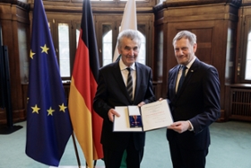 Foto: Ministerpräsident Michael Kretschmer überreicht den Verdienstorden der Bundesrepublik an Joachim Schreiber (Zeithain).