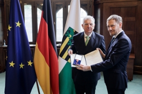 Foto: Ministerpräsident Michael Kretschmer überreicht den Verdienstorden der Bundesrepublik an Gotthard Dittrich (Leipzig).