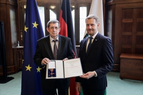 Foto: Ministerpräsident Michael Kretschmer überreicht den Verdienstorden der Bundesrepublik an Florian Braun (Chemnitz).
