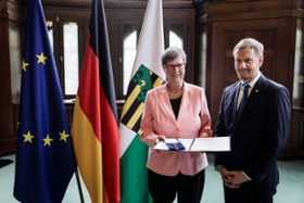Foto: Ministerpräsident Michael Kretschmer überreicht den Verdienstorden der Bundesrepublik an Dr. Heike Hoff-Emden (Berlin).
