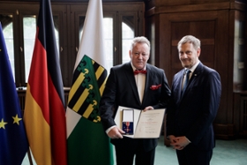 Foto: Ministerpräsident Michael Kretschmer überreicht den Verdienstorden der Bundesrepublik an Clemens Kraus (Hoyerswerda).