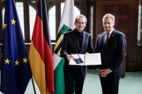 Foto: Ministerpräsident Michael Kretschmer überreicht den Verdienstorden der Bundesrepublik an Prof. Gunter Berger (Dresden).