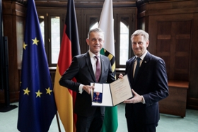 Foto: Ministerpräsident Michael Kretschmer überreicht den Verdienstorden der Bundesrepublik an Dr. Christian Flössner (Dresden).
