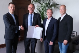 Foto: LDS-Präsident Béla Belafi, Leipzigs Oberbürgermeister Burkhard Jung, Dirk Thomas (erster Beigeordneter und Bürgermeister der Stadt Schkeuditz), Rainer Werner (Sachgebietsleiter Wasserbaumanagement im Amt für Stadtgrün und Gewässer der Stadt Leipzig)