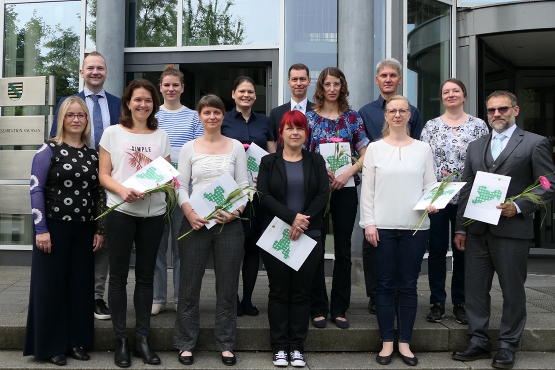 Diana Sickel (LDS), Tobias Großmann, Claudia Sehmisch, Anne Schreyl, Melanie Pönitz, Petra Schäfer, Kristin Blech, LDS-Präsident Béla Bélafi Romy Weber, Dr. Ulrich Franke, Dr. Nicole Erdmann-Wölk, Dr. Anne Lewerenz (LDS), Carsten Quick (v.l.n.r.) 
© Landesdirektion Sachsen