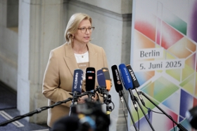 Foto: Ministerpräsidentin Anke Rehlinger im Gespräch mit der Presse.
