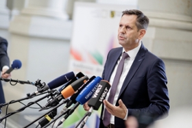Foto: Ministerpräsident Olaf Lies bei einem Pressestatement.