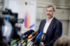 Foto: Ministerpräsident Dr. Markus Söder im Gespräch mit der Presse.
