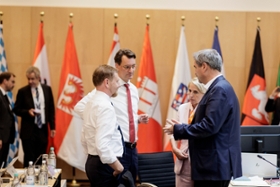 Foto: Auftakt der Konferenz der Regierungschefinnen und Regierungschefs der Länder 
v. l. Ministerpräsident Michael Kretschmer, Ministerpräsident Hendrik Wüst, Karolina Gernbauer
(Bevollmächtigte des Freistaates Bayern beim Bund), Ministerpräsident Dr. Markus Söder