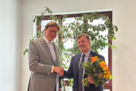 Foto: Staatsminister Georg-Ludwig von Breitenbuch gratuliert dem neuen LaNU-Stiftungsdirektor Robert Clemen