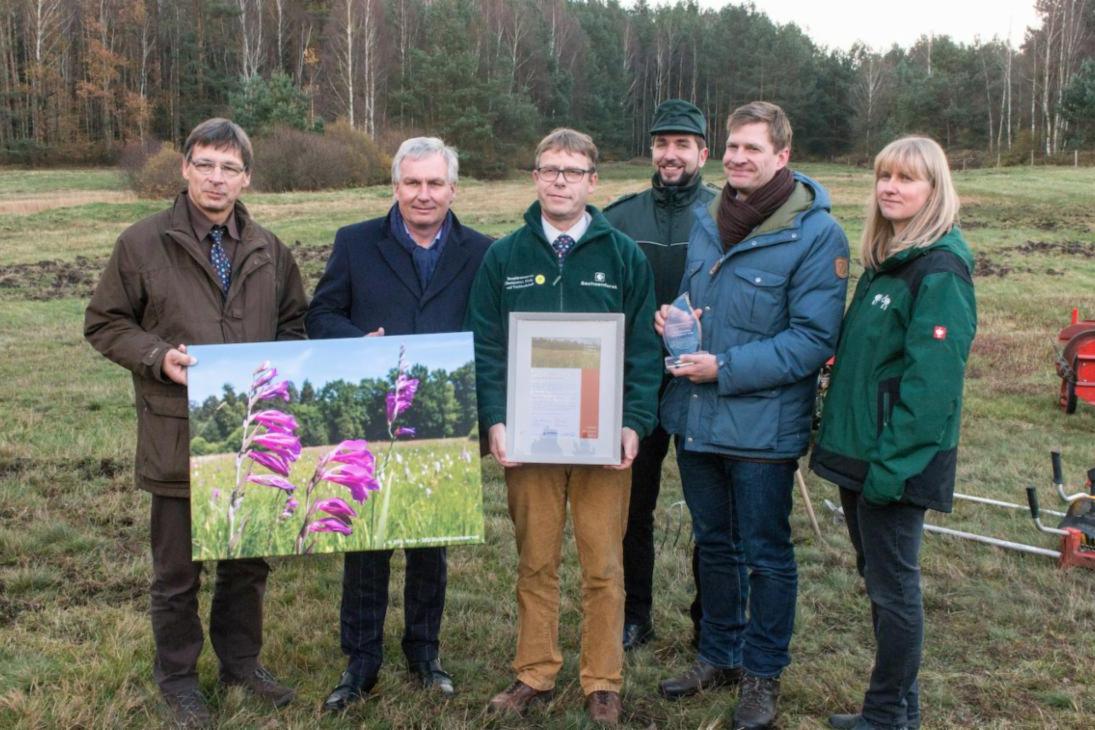 Der Leiter des Biosphärenreservates Oberlausitzer Heide- und Teichlandschaft, Torsten Roch, übernimmt die Auszeichnung von der Heinz-Sielmann-Stifung und EUROPARC Deutschland e.V.