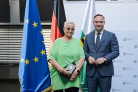 Foto: In Vertretung von Ministerpräsident Michael Kretschmer überreicht Landtagspräsident Alexander Dierks den Verdienstorden des Freistaates Sachsen an Barbara Schönfeld aus Chemnitz.