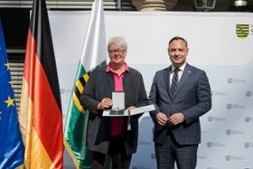 Foto: In Vertretung von Ministerpräsident Michael Kretschmer überreichte Landtagspräsident Alexander Dierks den Verdienstorden des Freistaates Sachsen an Ulrike (Schwester Beatrix) Lewe aus Leipzig.