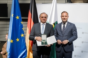 Foto: In Vertretung von Ministerpräsident Michael Kretschmer überreicht Landtagspräsident Alexander Dierks den Verdienstorden des Freistaates Sachsen an Gerhard Müller aus Esslingen am Neckar.