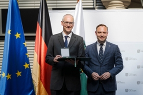 Foto: In Vertretung von Ministerpräsident Michael Kretschmer überreicht Landtagspräsident Alexander Dierks den Verdienstorden des Freistaates Sachsen an Prof. Dr. Karl Leo aus Dresden.