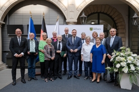 Foto: In Vertretung von Ministerpräsident Michael Kretschmer überreichte Landtagspräsident Alexander Dierks an 13 Persönlichkeiten den Verdienstorden des Freistaates Sachsen.
v.l. Prof. Dr. Lothar Ungerer, Jens Weichelt, Barbara Schönfeld, Renate Stolze, Ulrike (Schwester Beatrix) Lewe, Jakob (Küf) Kaufmann, Prof. Dr. Karl Leo, Landtagspräsident Alexander Dierks, Frank Schott, Dorothea Langefeld, Petr Schaller, Karin Fünfstück, Erhard Adler, Gerhard Müller