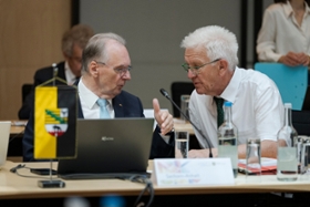 Foto: Auftakt der Konferenz der Regierungschefinnen und Regierungschefs der Länder
v. l. Ministerpräsident Dr. Reiner Haseloff und Ministerpräsident Winfried Kretschmann