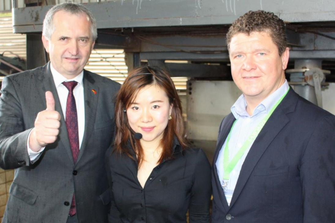 Staatsminister Thomas Schmidt, QQ Jiang , Geschäftsführerin der Green Environment Solutions Co. Ltd., Lars Bergmann, Vorstandsvorsitzender der Bergmann AG