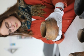 Foto: Linda Seifert vom Landesamt für Archäologie Sachsen ordnet die Gefäße zeitlich ein.
