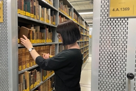 Foto: Provenienzforscherin Elisabeth Geldmacher im Buchmagazin der SLUB Dresden