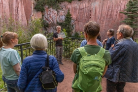 Foto: Gäste auf einer Exkursion im Geopark Porphyrland