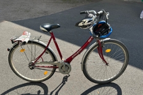 Foto: Sichergestelltes Fahrrad und Helme