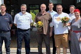 Foto: Verbandsgemeinde-Wehrführer Martin Neumann, Bezirksbrandmeister Dirk Hartmann, René Walther, LDS-Präsident Béla Bélafi, Silvio Borrack, 2. Beigeordneter des Landkreises Meißen Tilo Lindner und Verbands-Bürgermeisterin Bad Liebenwerda Claudia Sieber (v.l.n.r.) (© Markus Weber)