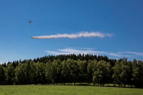 Foto: Die Bodenschutzkalkung des sächsischen Waldes erfolgt aus der Luft mit dem Helikopter.